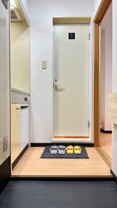 105号室花園駅2分ツインベットルームミニキッチンと専用バスルーム付き Apartment *