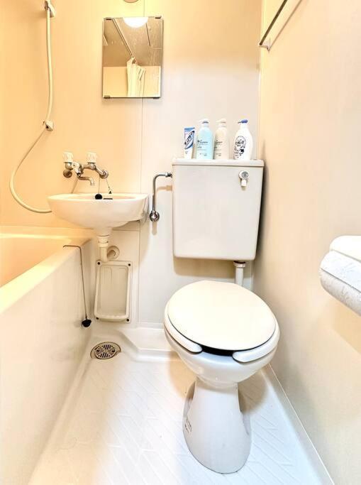 Apartment 105号室花園駅2分ツインベットルームミニキッチンと専用バスルーム付き *