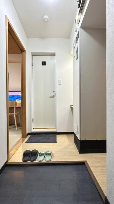 102号室花園町駅と萩之茶屋駅各2分ベット2台専用バスルーム付きアクセス抜群 Apartment *