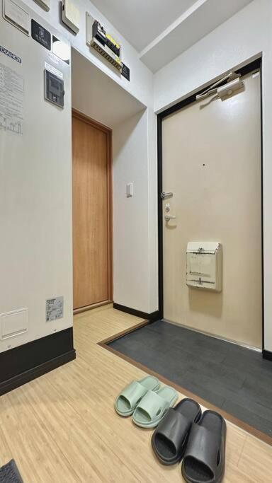 102号室花園町駅と萩之茶屋駅各2分ベット2台専用バスルーム付きアクセス抜群 * Osaka