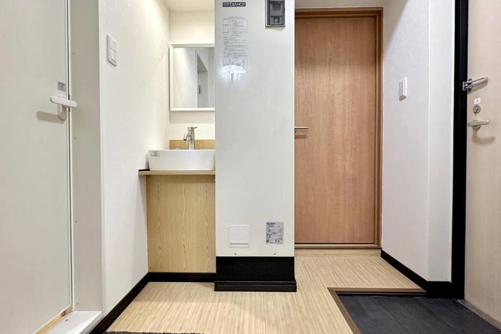 102号室花園町駅と萩之茶屋駅各2分ベット2台専用バスルーム付きアクセス抜群 * Osaka