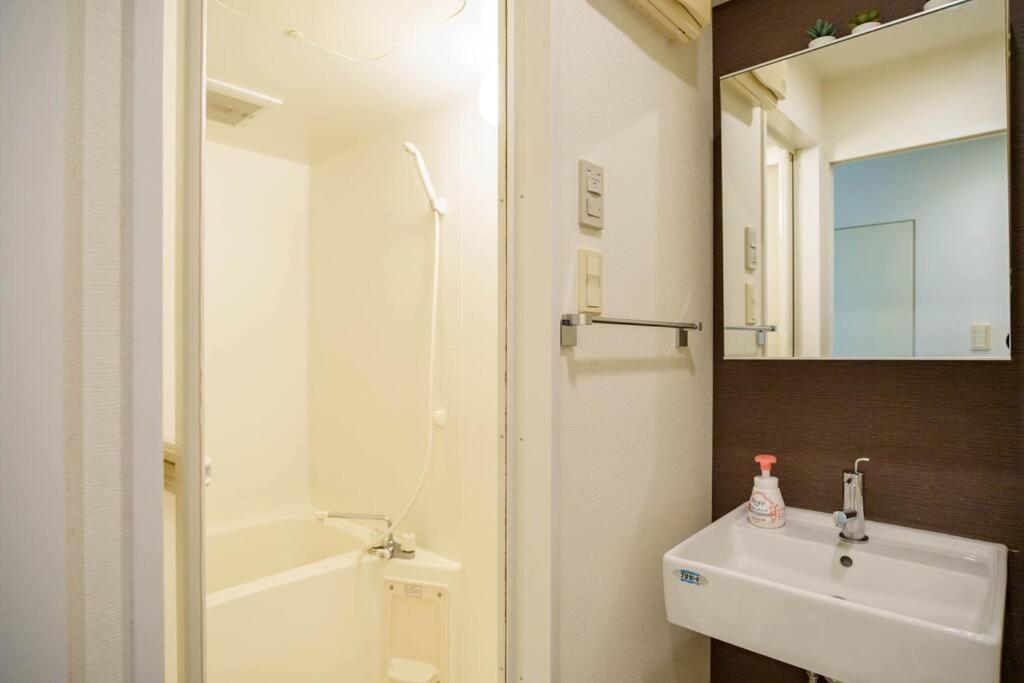 Apartment 黒門市場徒歩5分 通天閣 難波エリア徒歩圏内 トイレと浴室付き まるまる貸切 エレベーター 204 *