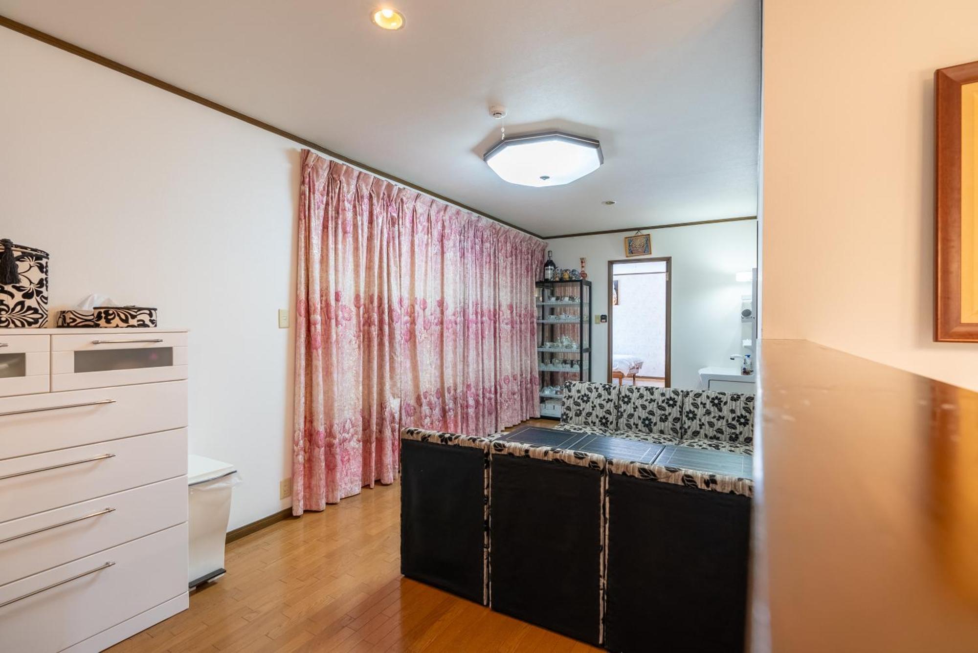 Apartment 梟の宿 岛之内3号馆 步行200m至道顿堀! 徒步5分钟日本桥站! 心斋桥8分钟 黑门市场15分种徒步圈内 !中央区240平方5间房可住20人 Osaka