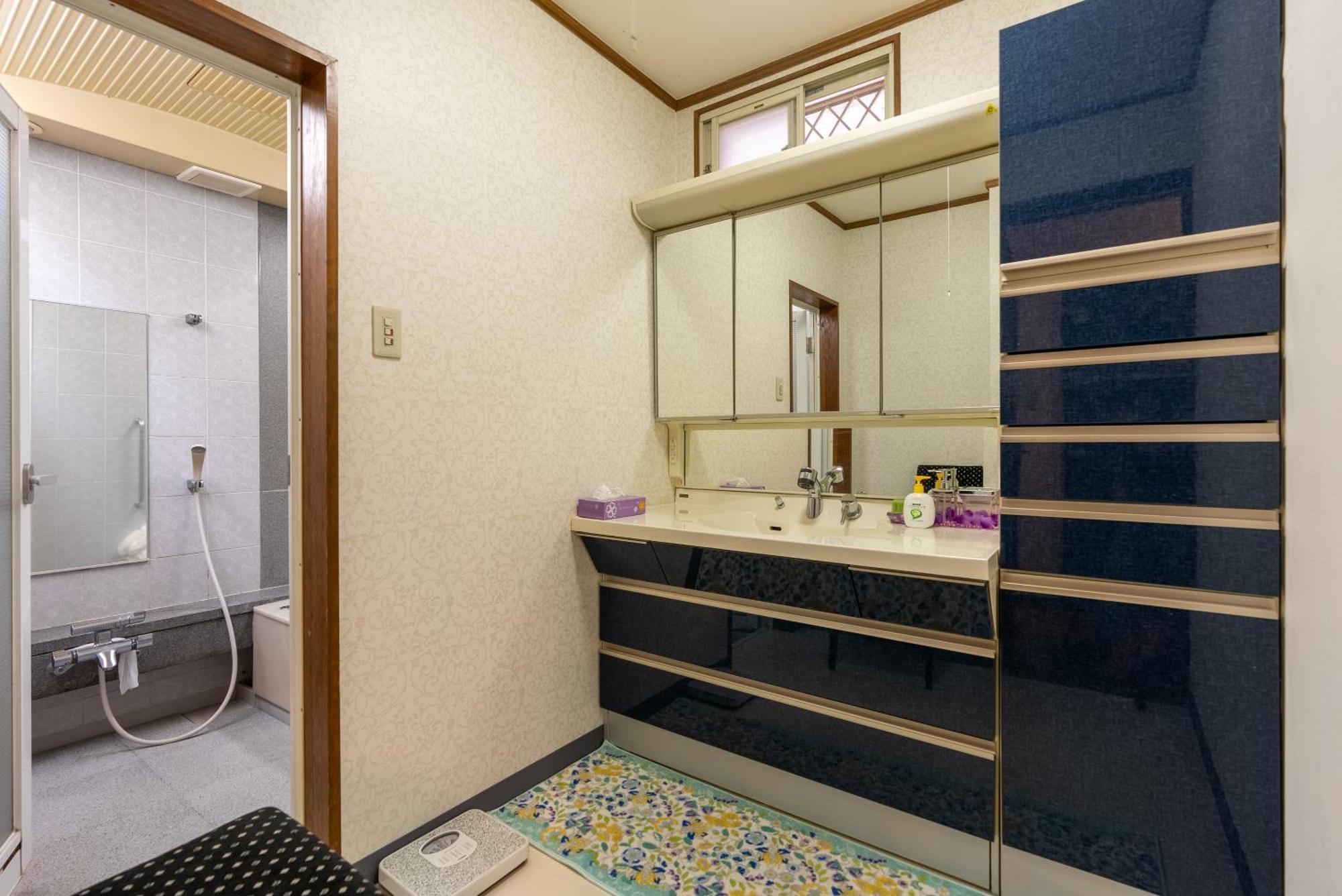 Apartment 梟の宿 岛之内3号馆 步行200m至道顿堀! 徒步5分钟日本桥站! 心斋桥8分钟 黑门市场15分种徒步圈内 !中央区240平方5间房可住20人 Osaka