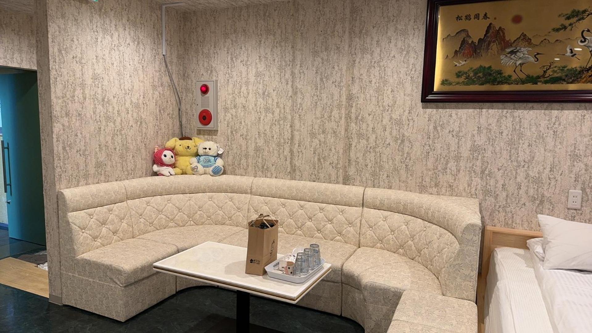 Apartment 梟の宿 岛之内1号馆 步行200m至道顿堀!徒步5分钟日本桥站! 心斋桥8分钟 黑门市场15分种徒步圈内 !中央区古风民宅220平方6间房可住20人 *