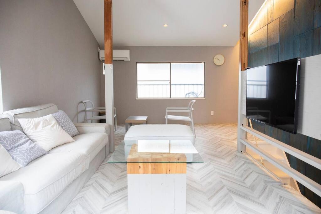 西九条 Guest House! Usjまで電車で5分!西九条駅徒歩3分!最大10人宿泊可能!デザイナーズハウス!2階建て一軒家貸切 Osaka