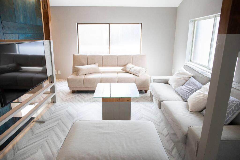 西九条 Guest House! Usjまで電車で5分!西九条駅徒歩3分!最大10人宿泊可能!デザイナーズハウス!2階建て一軒家貸切 Villa