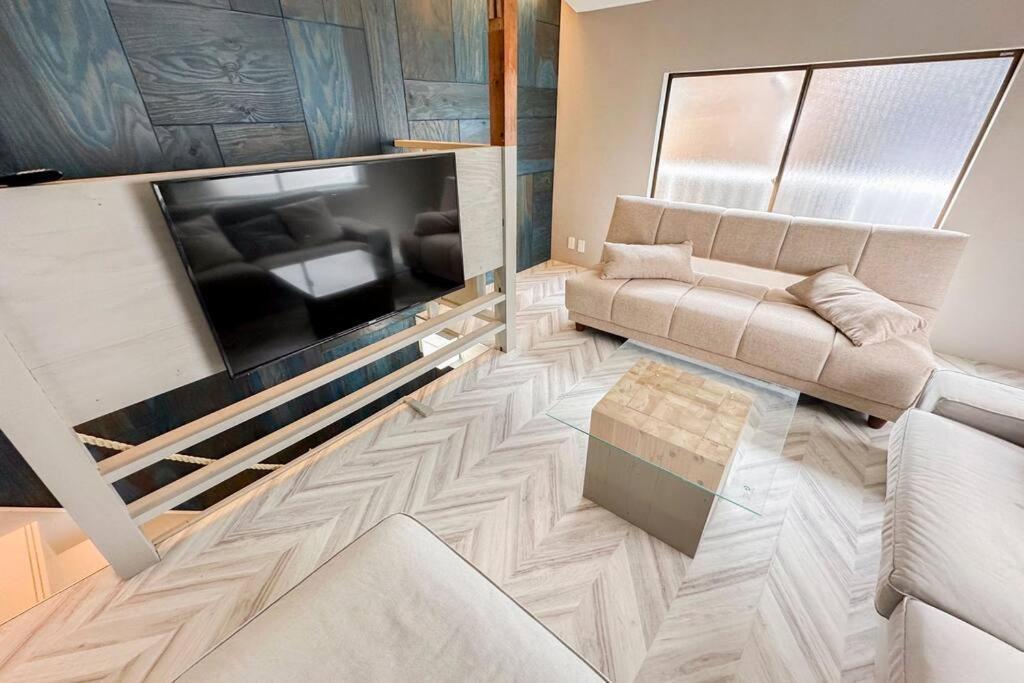西九条 Guest House! Usjまで電車で5分!西九条駅徒歩3分!最大10人宿泊可能!デザイナーズハウス!2階建て一軒家貸切 Villa Osaka