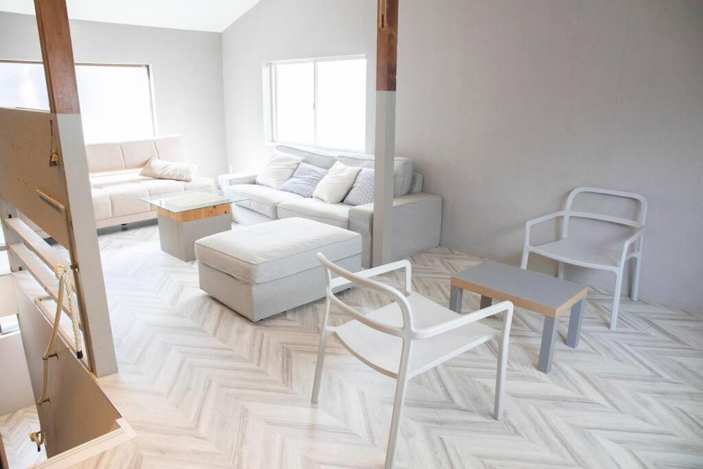 西九条 Guest House! Usjまで電車で5分!西九条駅徒歩3分!最大10人宿泊可能!デザイナーズハウス!2階建て一軒家貸切 Osaka