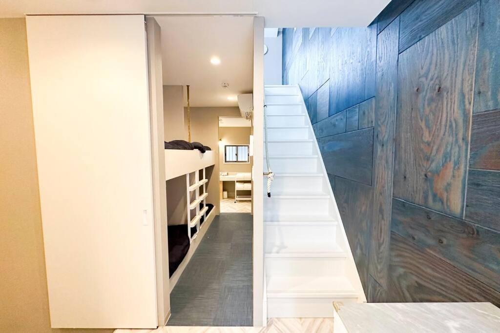 西九条 Guest House! Usjまで電車で5分!西九条駅徒歩3分!最大10人宿泊可能!デザイナーズハウス!2階建て一軒家貸切 Osaka