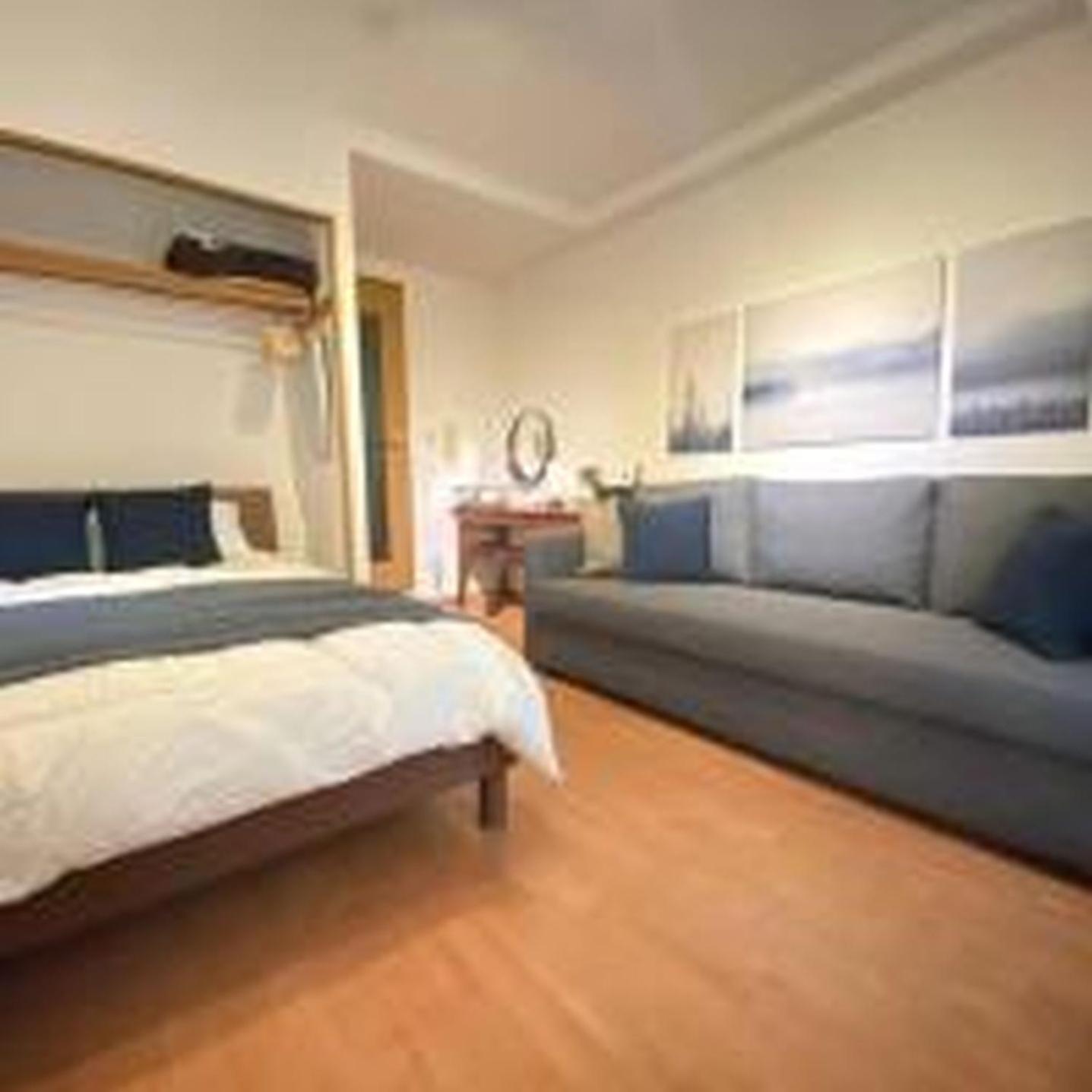 コンフィデンスロン402 Apartment