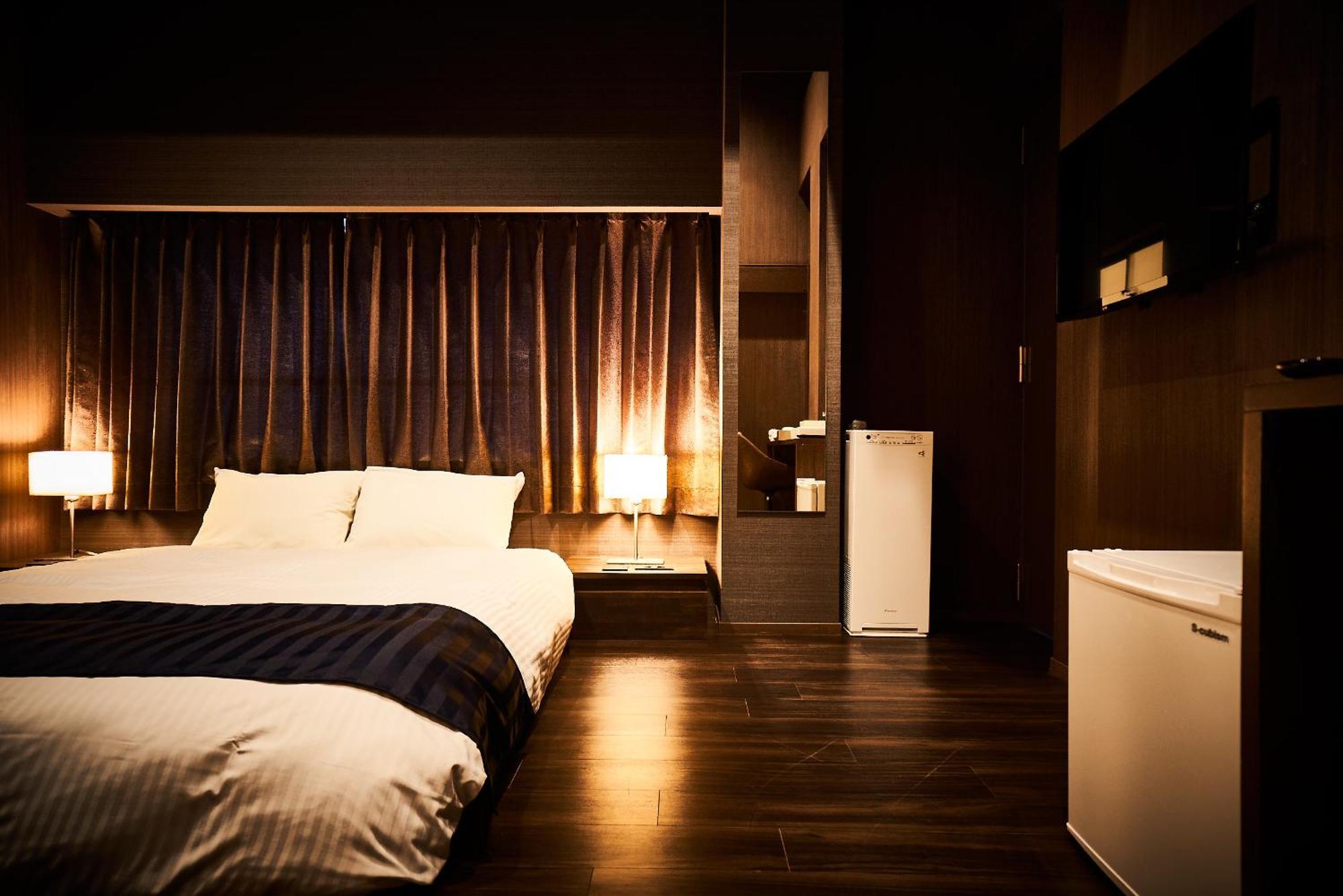&and Hommachi East Albergue