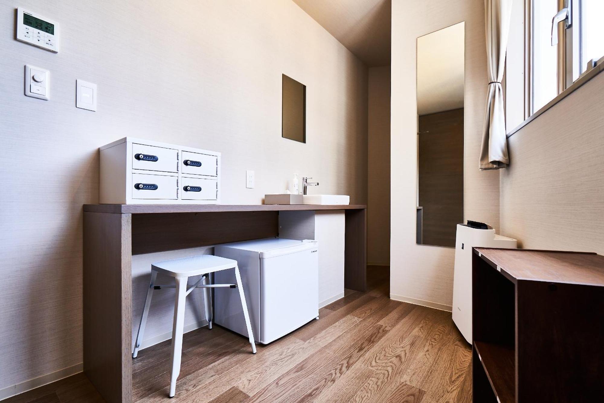 &and Hommachi East Hostel *