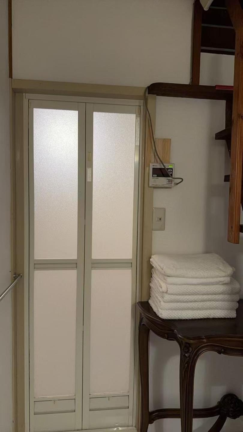 Apartment 梟の宿 岛之内2号馆 步行200m至道顿堀! 徒步5分钟日本桥站! 心斋桥8分钟 黑门市场15分种徒步圈内 !中央区66平方2间房可住7人