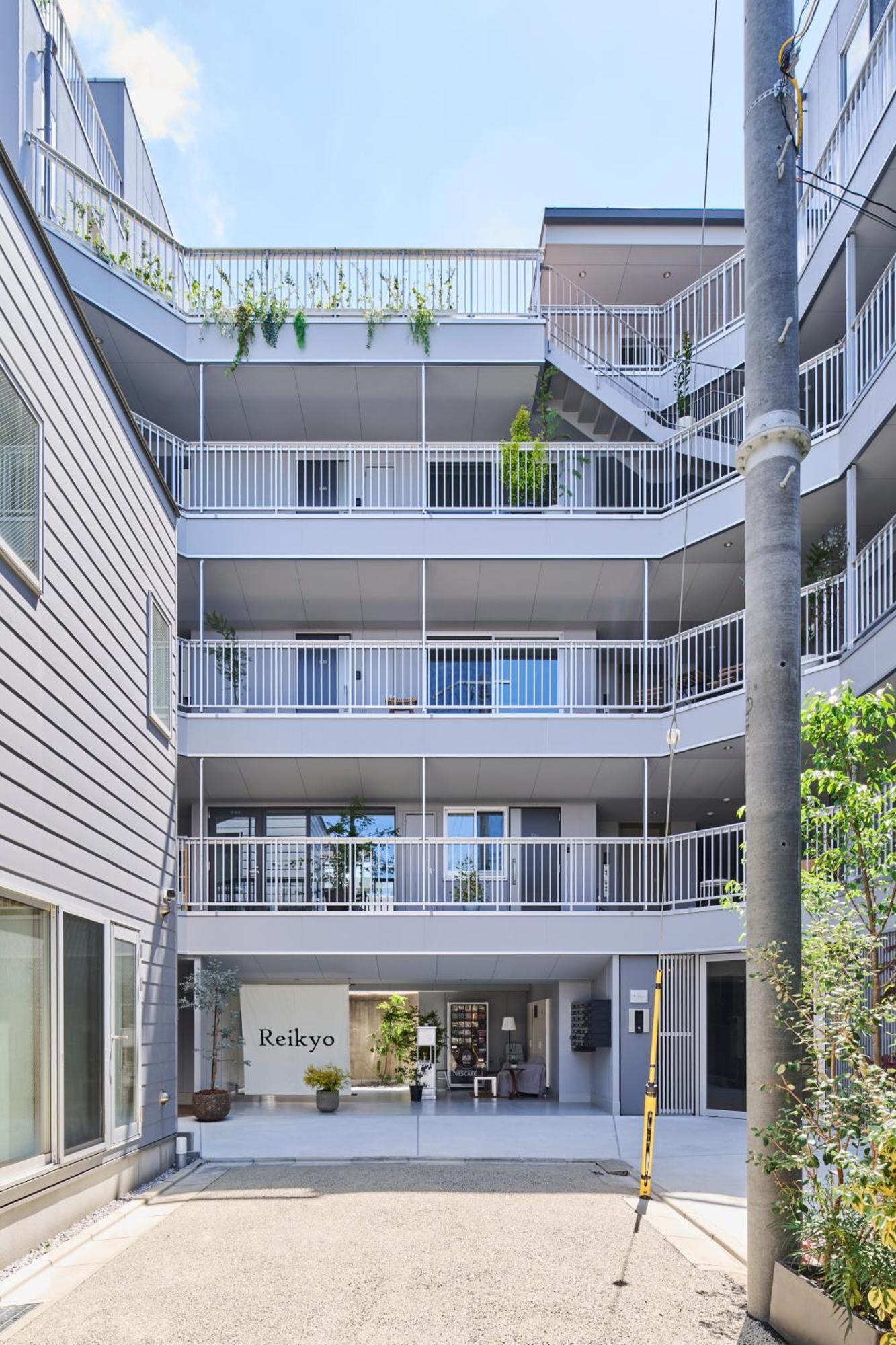 Reikyo Hanazono Apartment