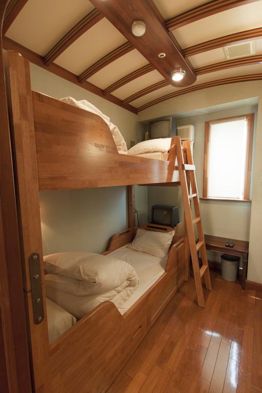 Capsule Capsule hotel *