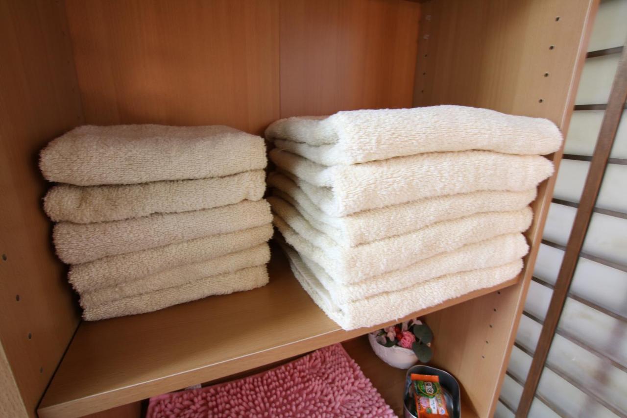 Holiday home 2 Floors Japanese Style, Direct To Kix, 10mins Train To Namba, 5mins Walk To Stn , 2-6ppl *