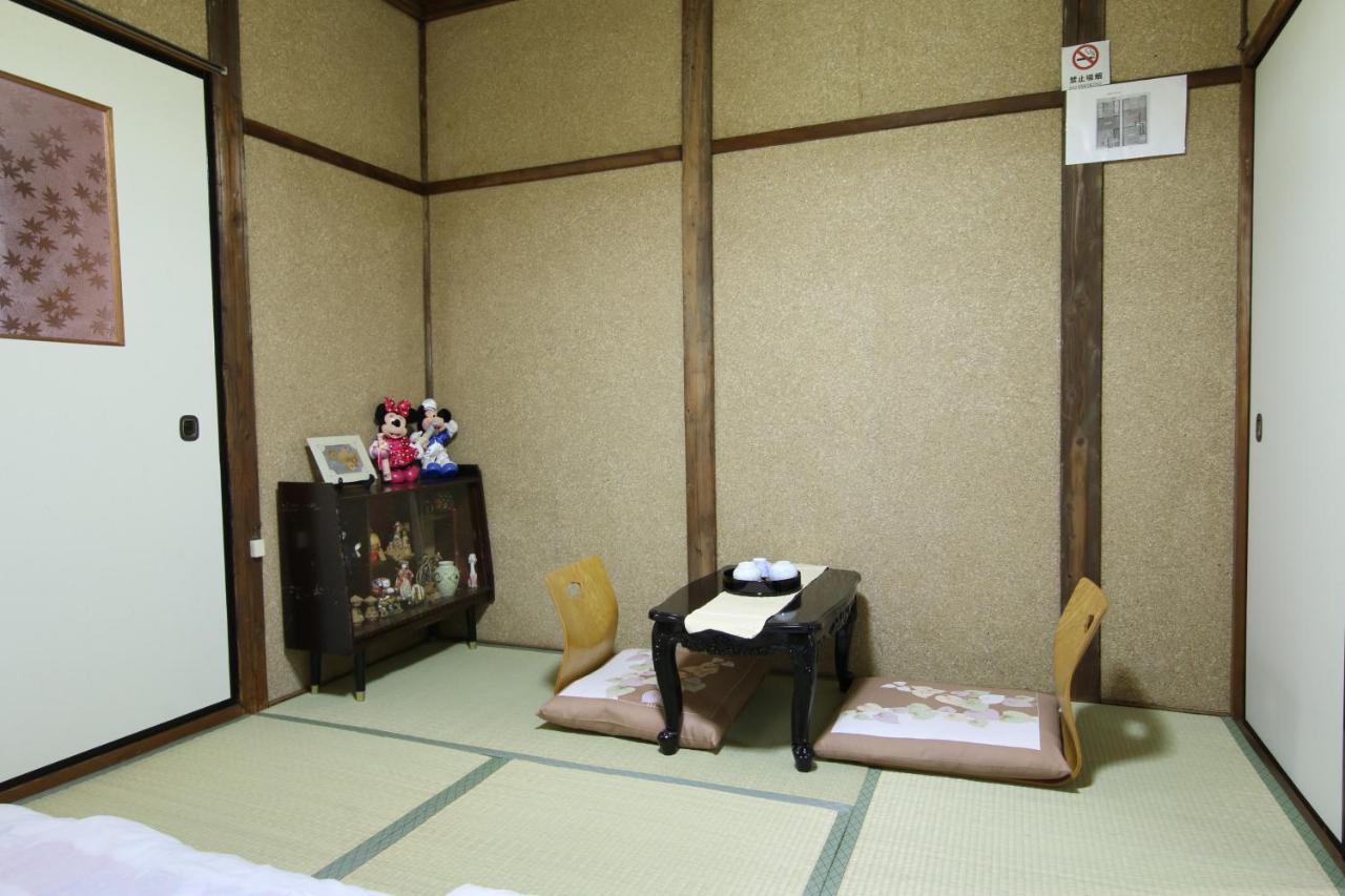 Holiday home 2 Floors Japanese Style, Direct To Kix, 10mins Train To Namba, 5mins Walk To Stn , 2-6ppl *