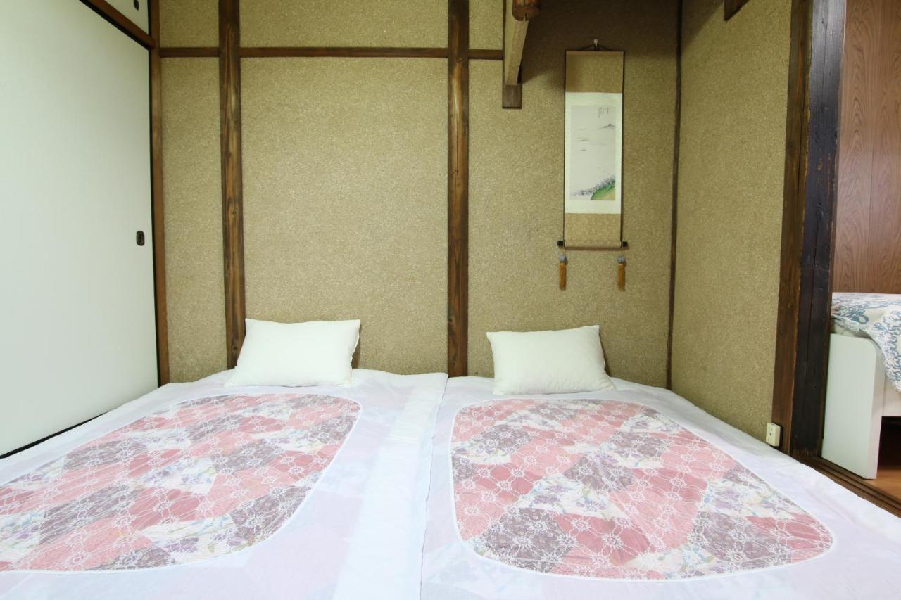 Holiday home 2 Floors Japanese Style, Direct To Kix, 10mins Train To Namba, 5mins Walk To Stn , 2-6ppl *