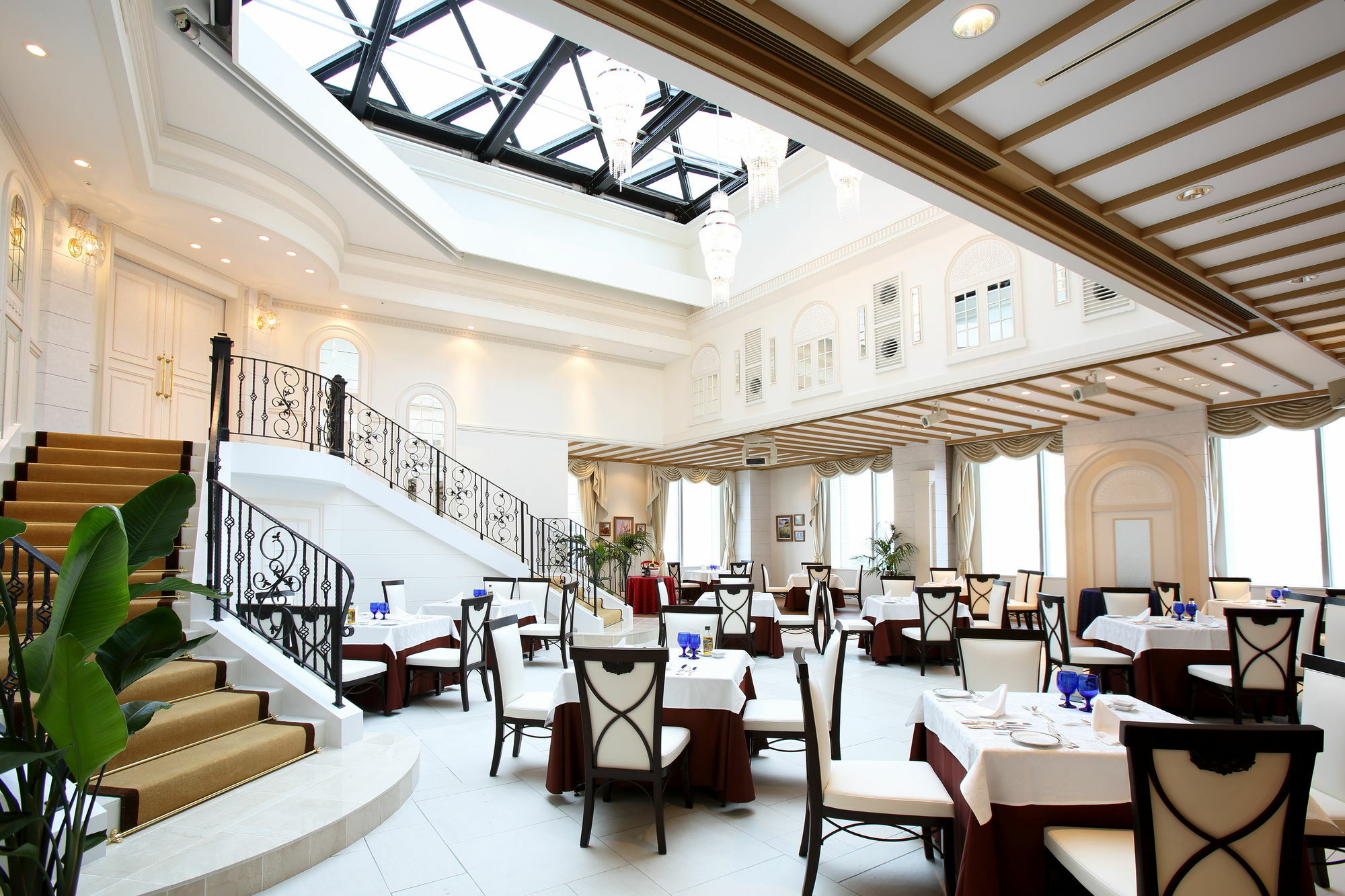 Monterey La Soeur Hotel 4*