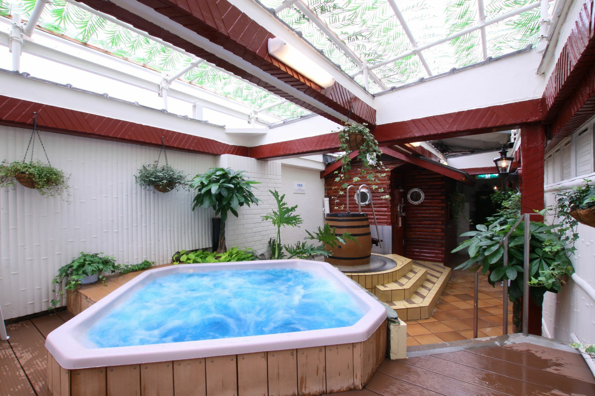 Hotel Capsule - Caters To Men 2*