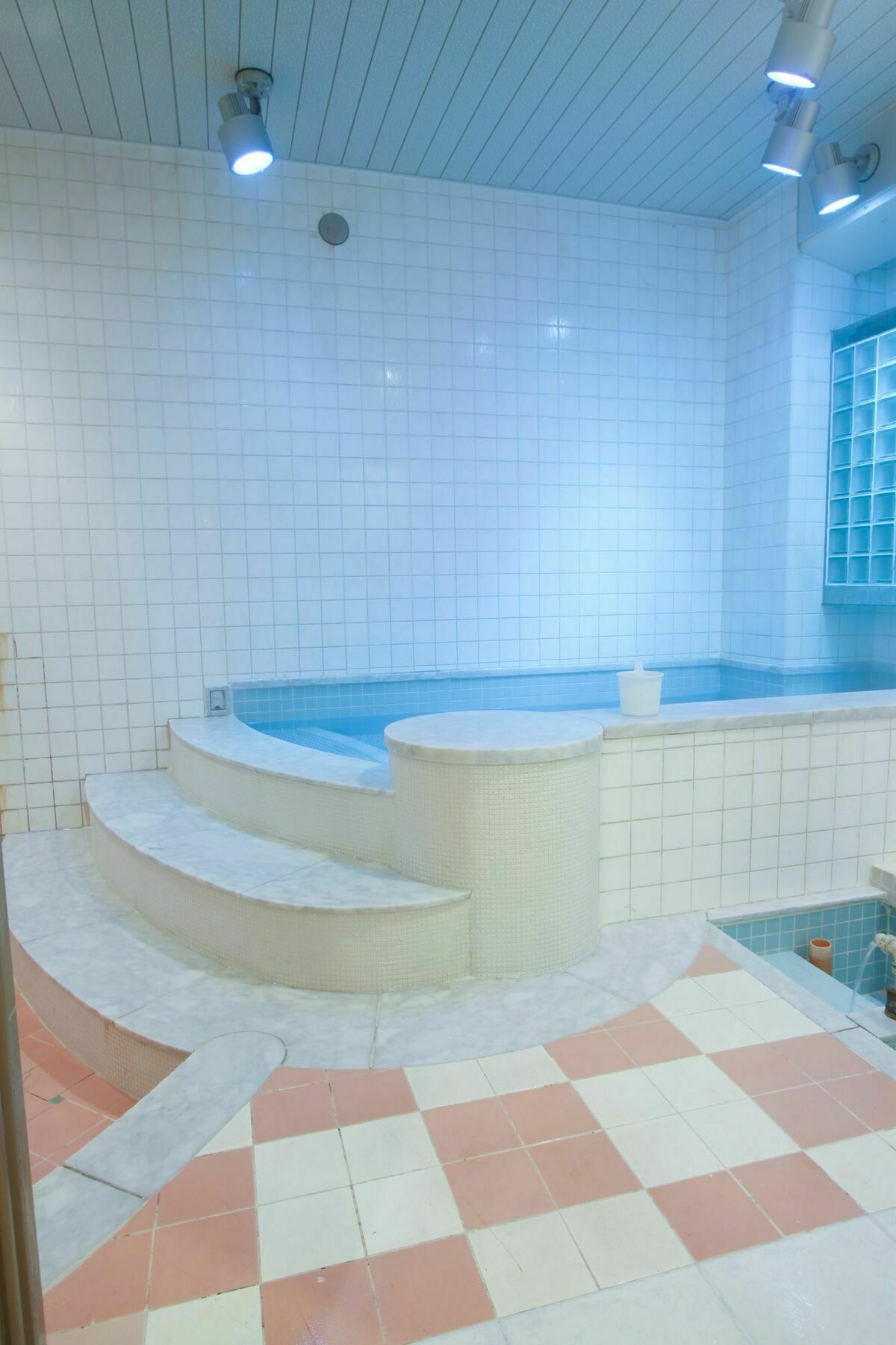 Hotel Capsule - Caters To Men