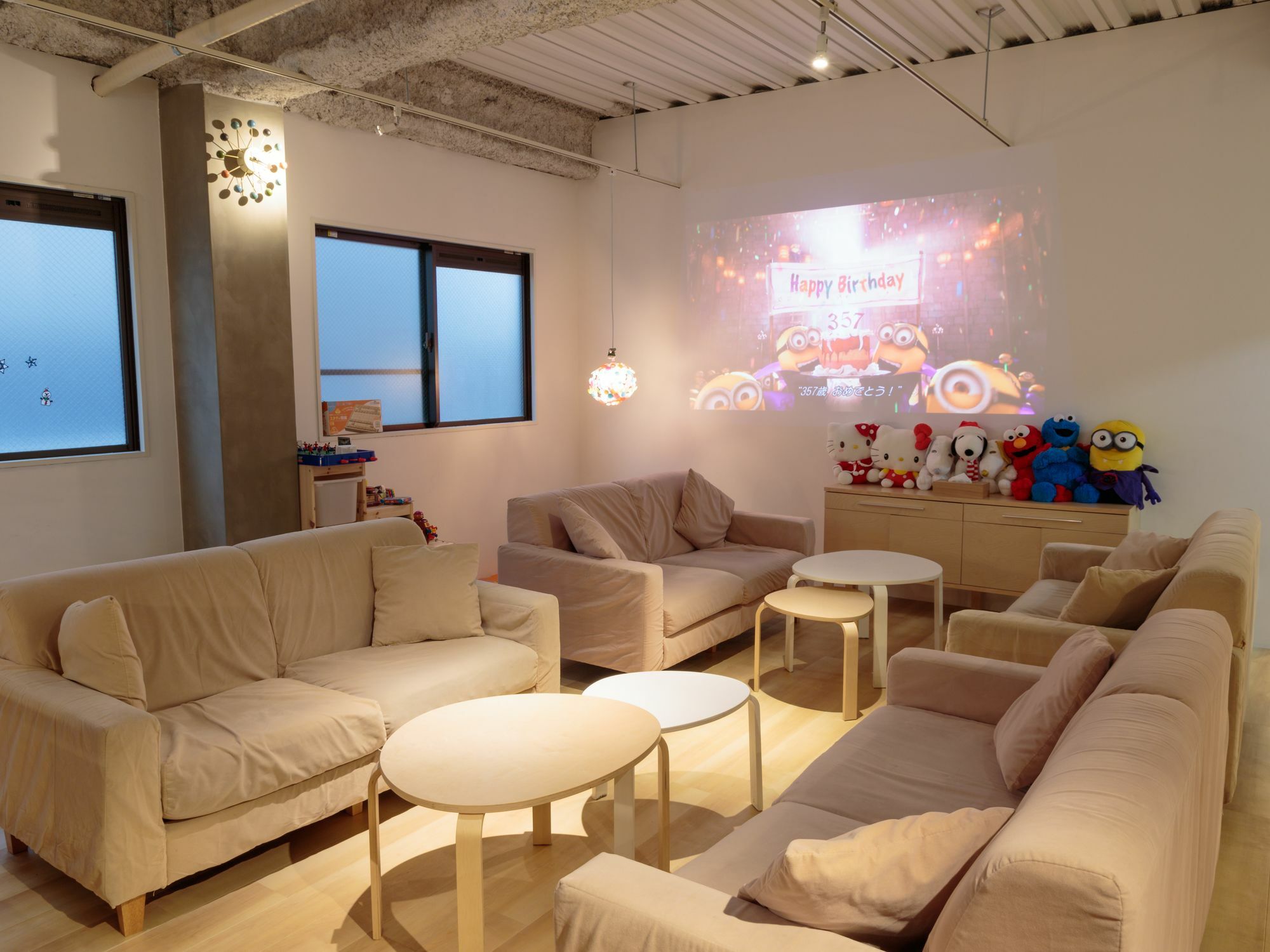 J-hoppers Universal Guest house *