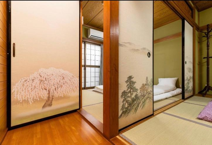 Casa de férias 10mins Train To Namba, 4 Mins Walk To Stn, 2 Floors Japanese Style , 2-8 People Osaka
