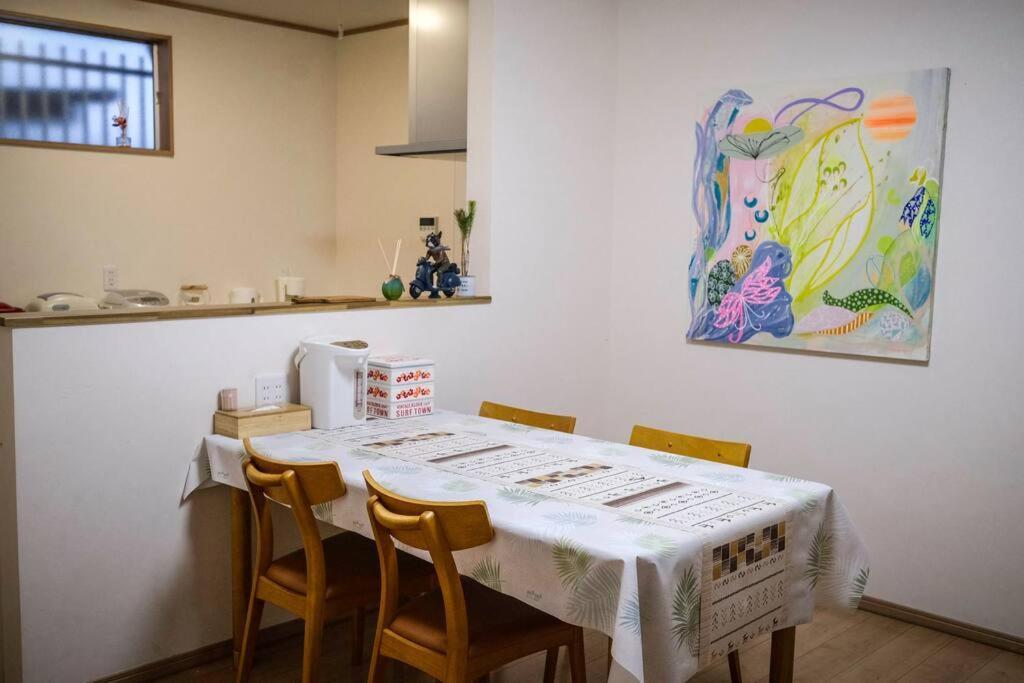 【color Inn】难波站、高岛屋步行5分钟，新装修独栋别墅150平4房可住11人，空间宽敞设施齐全，八阪神社步行1分钟 Villa Osaka