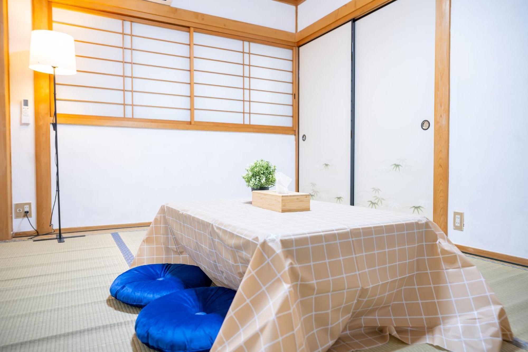Holiday home 大阪市東成区一軒家貸し切りファミリー向け小型車のみ無料駐車場可private For Families, Small Car Free Parking独栋可停小车 Osaka