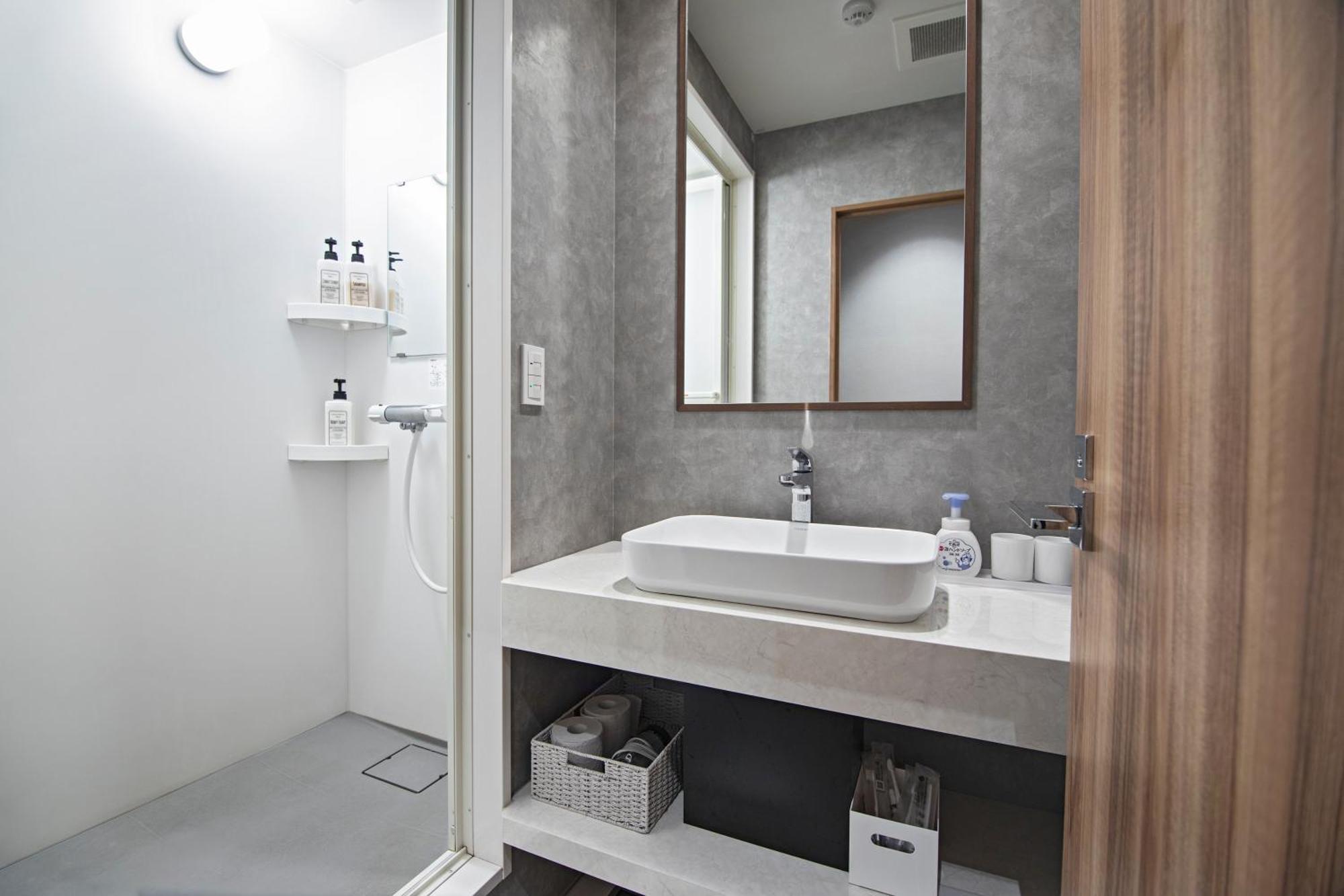 Home新町: Stylish New Near Shinsaibashi Apartment