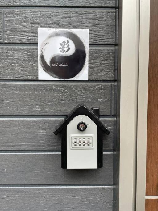 Apartment 影 The Shadow 新築二階建て一軒家広いベッドルーム2つに ふかふかベッド３つ！ *