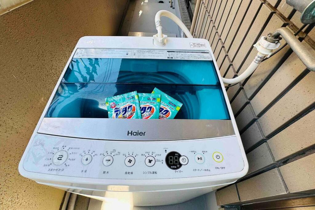 303黒門市場すぐ30秒!道頓堀まで徒歩8分!でんでんタウン徒歩3分!通天閣徒歩9分!観光に最高! Apartment *