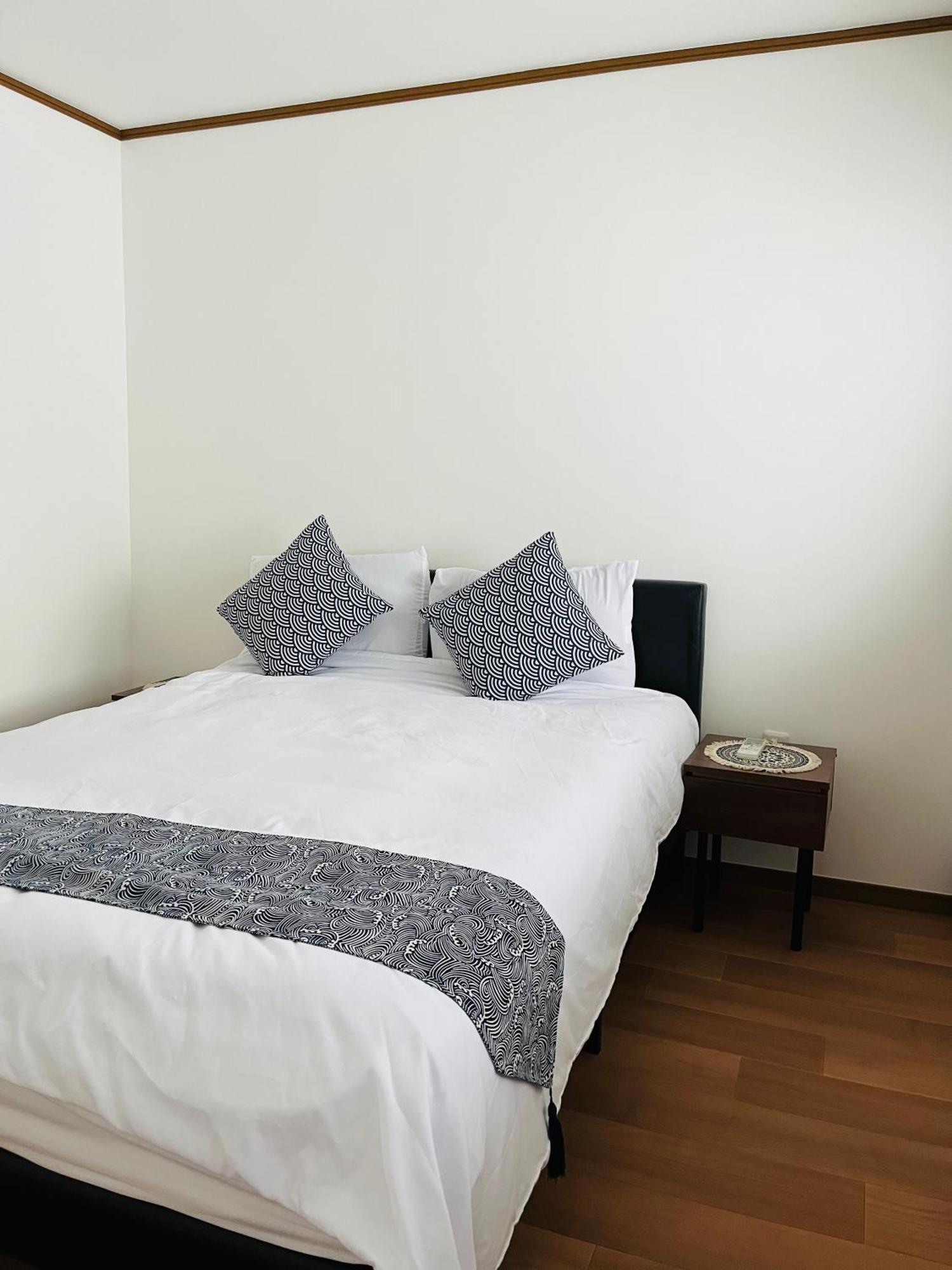 Children Free, 6 Adults , 8 Minutes By Train To Namba Villa