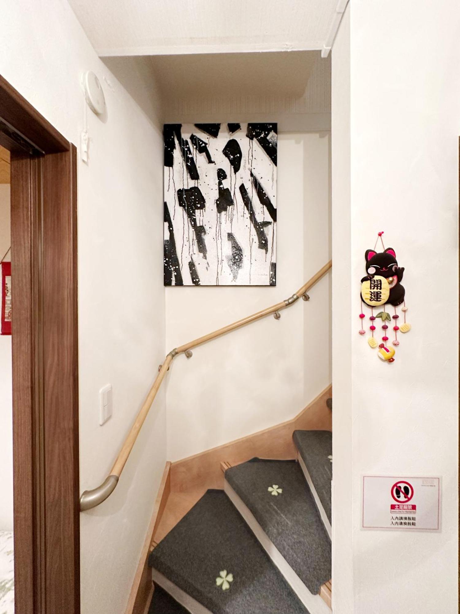 Villa 中央区独栋三室2卫一厅小楼供您使用，双地铁，车站徒步6分钟。满足您吃住行游购娱的各项选择 *