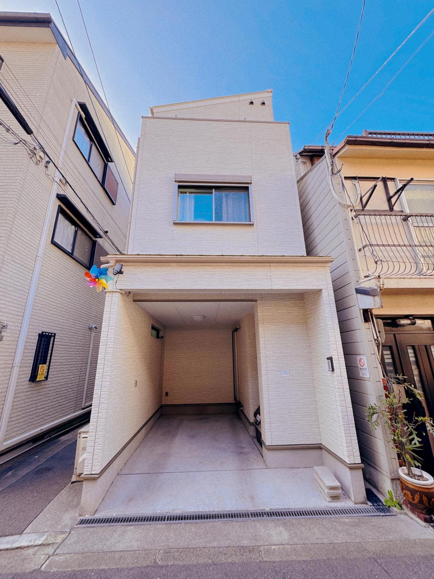 Villa 中央区独栋三室2卫一厅小楼供您使用，双地铁，车站徒步6分钟。满足您吃住行游购娱的各项选择 *