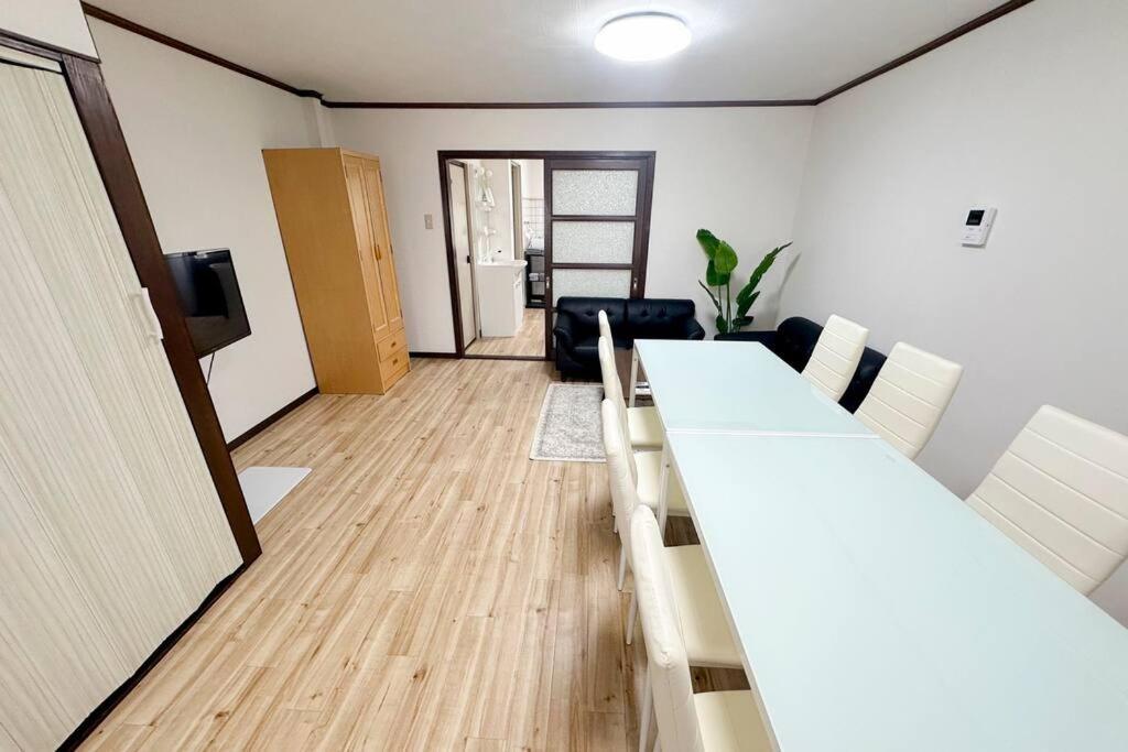 大正 Guest House! Usjと心斎橋へアクセス抜群!京セラドーム近くの大正駅徒歩5分!12人宿泊可能!一軒家貸切! Villa *
