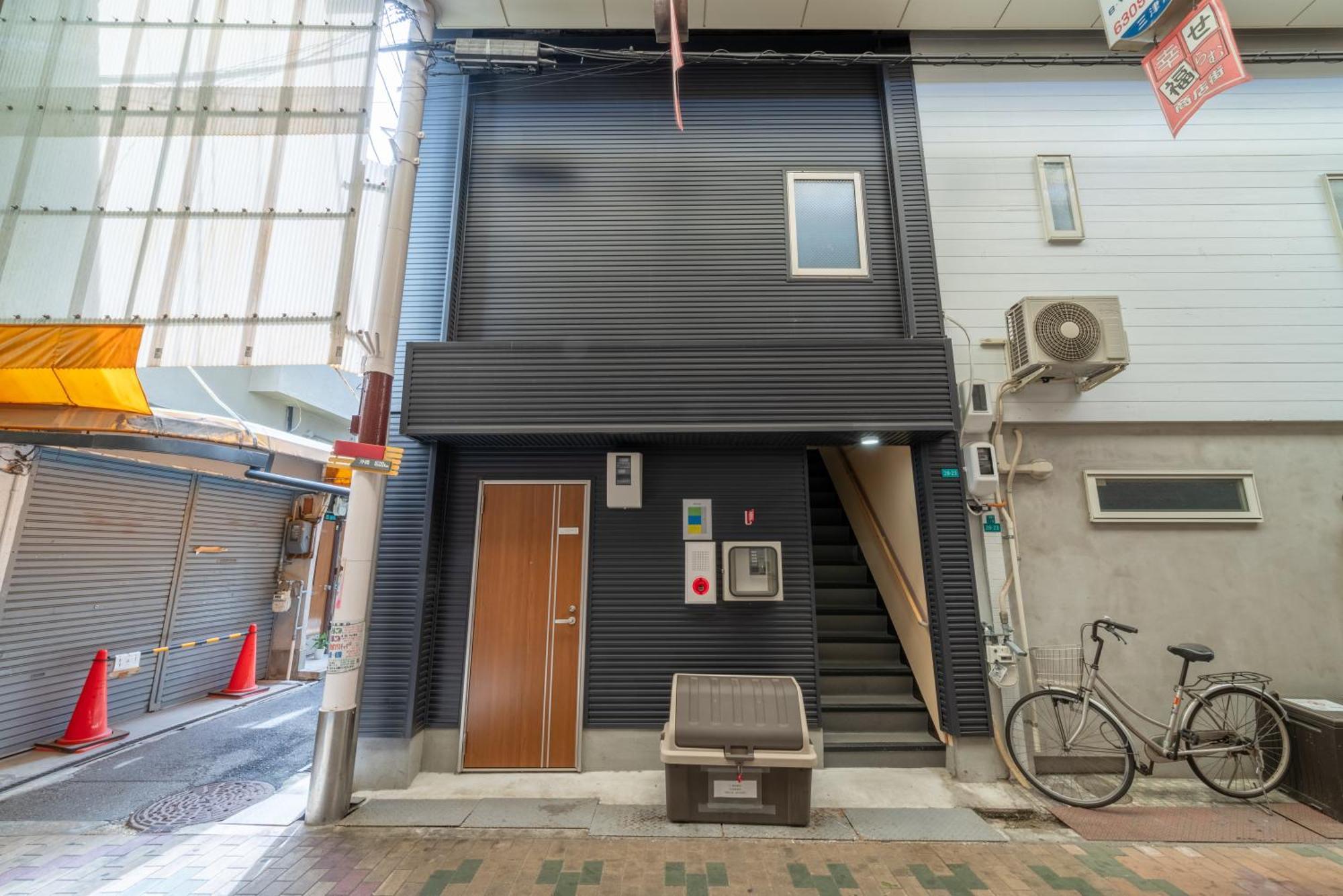 Apartment 梅田まで電車で5分 2024年フルリフォーム 雰囲気の良い商店街を満喫 コンビニとカフェまで徒歩1分 建物1階 Osaka