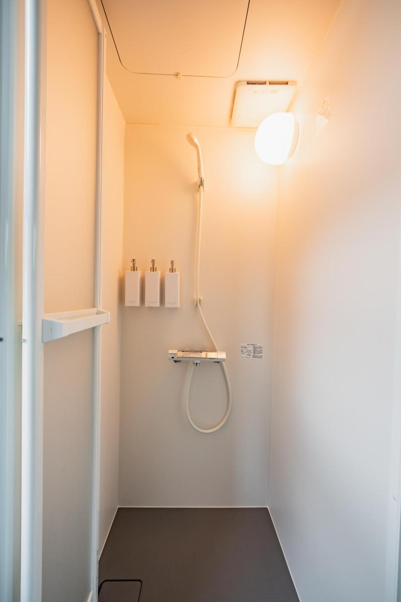 難波まで8分 最大10人 シャワー2箇所 3階建貸し切り Apartment *