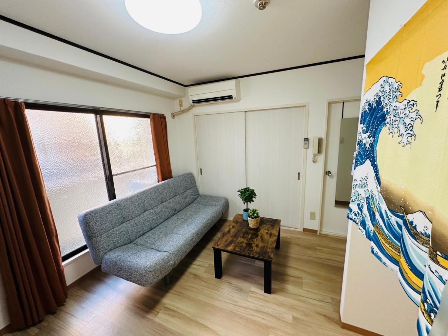 303黒門市場すぐ30秒!道頓堀まで徒歩8分!でんでんタウン徒歩3分!通天閣徒歩9分!観光に最高! Apartment