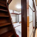 梟の宿 岛之内5号馆 步行200M至道顿堀! 徒步5分钟日本桥站! 心斋桥8分钟 黑门市场15分种徒步圈内 !中央区古风民宅77平方2间房可住7人