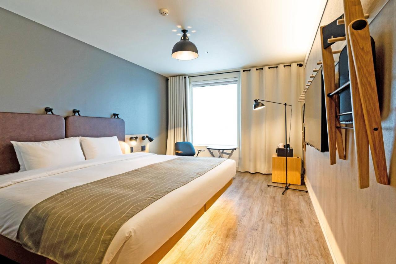 Moxy Honmachi By Marriott Hotel Osaka