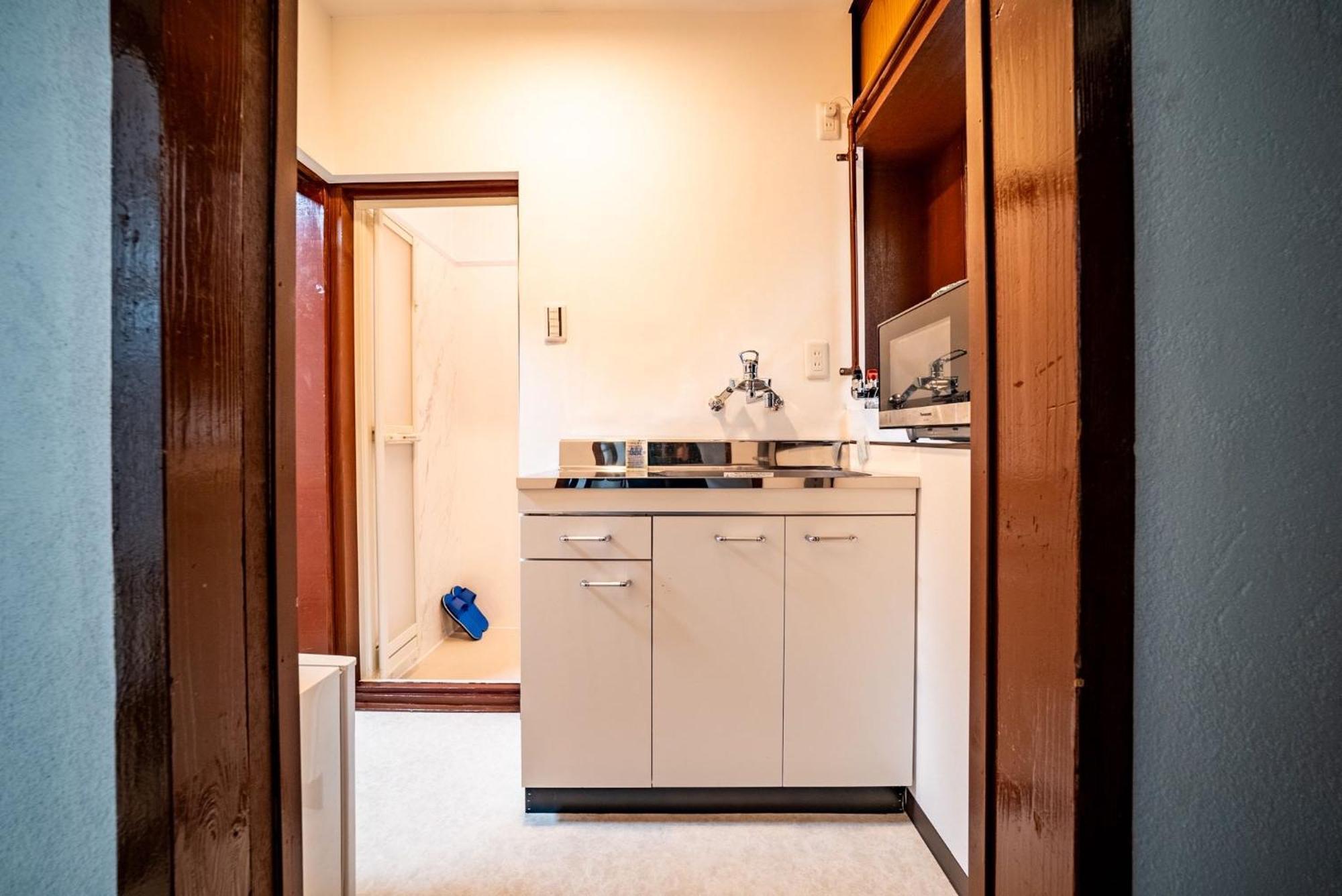 Apartment 梟の宿 岛之内5号馆 步行200m至道顿堀! 徒步5分钟日本桥站! 心斋桥8分钟 黑门市场15分种徒步圈内 !中央区古风民宅77平方2间房可住7人