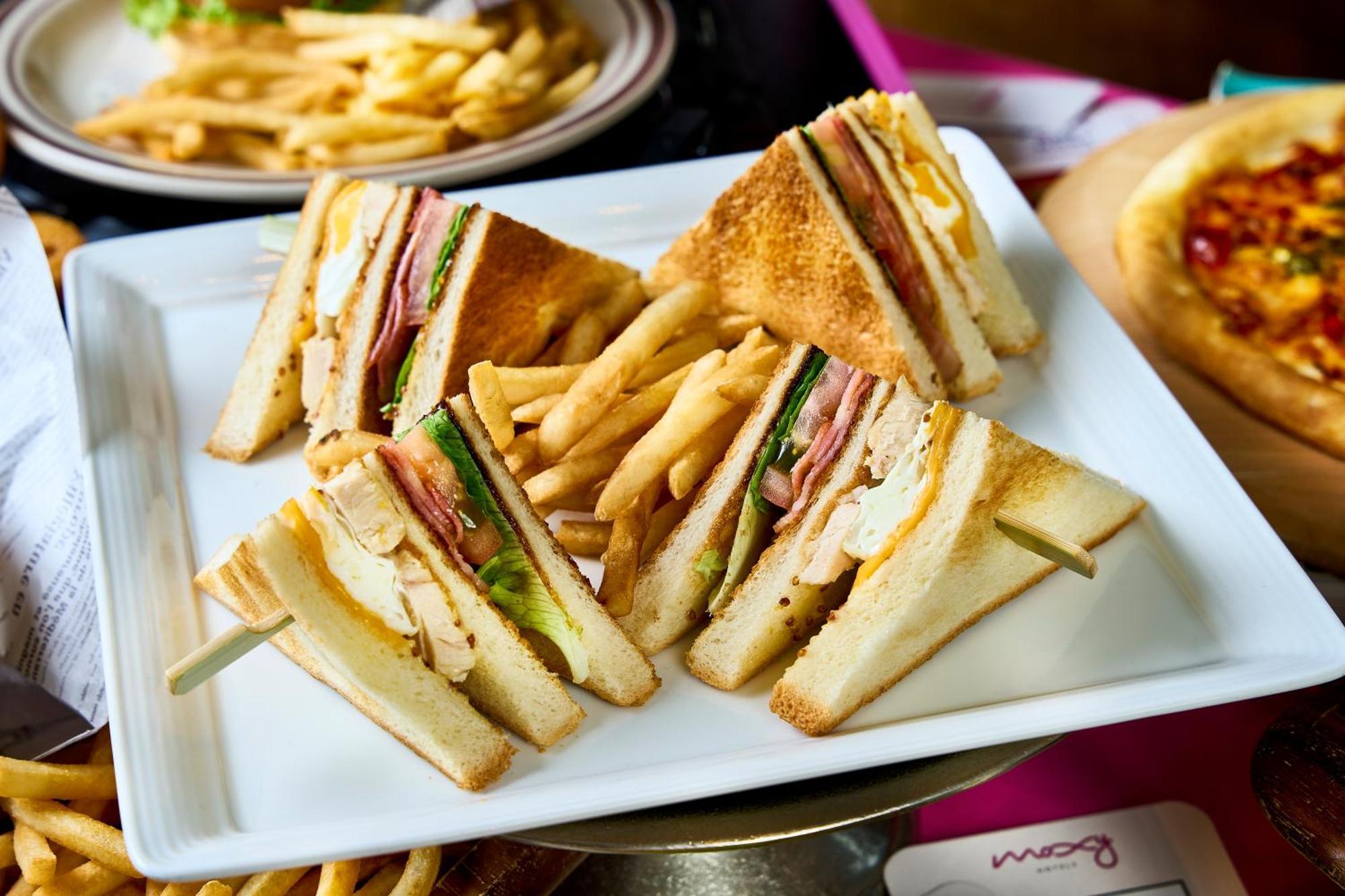 Moxy Honmachi By Marriott Hotel 4*