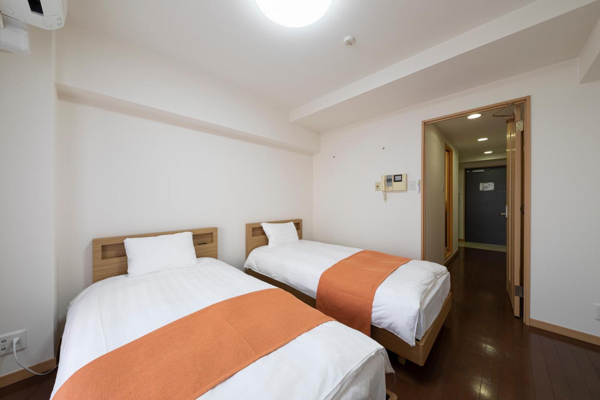 クリスタルコート難波 Apartment