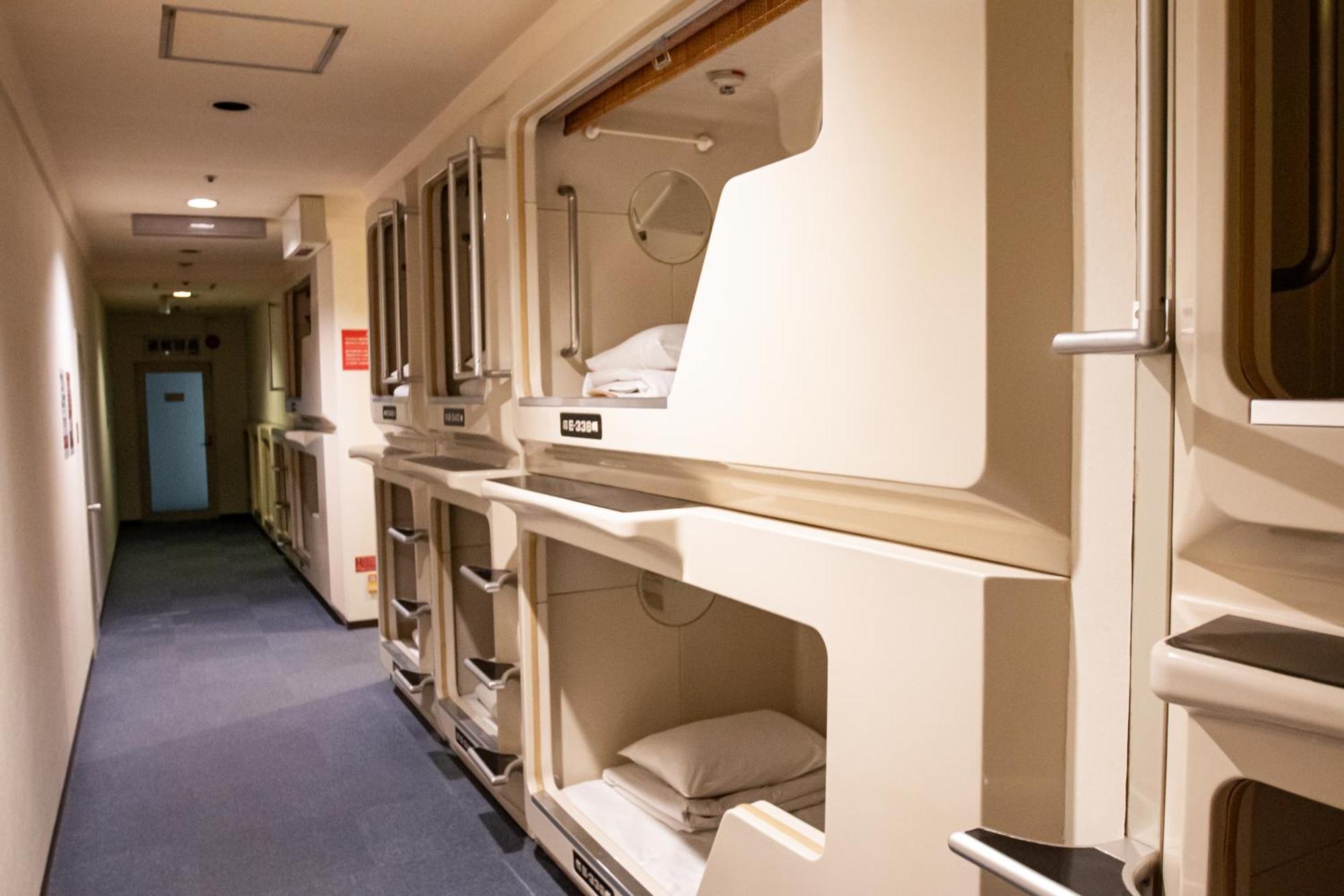 Capsule Asahi Plaza Shinsaibashi - Men's Only Capsule hotel *